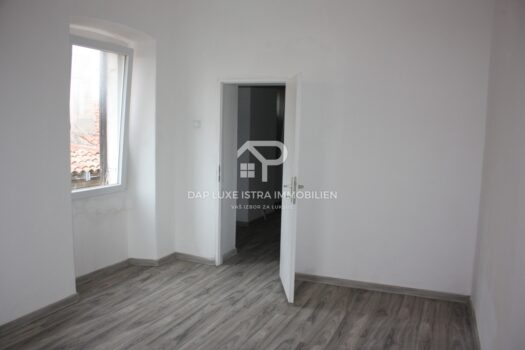 Pula Zentrum 70 m2 Wohnung zur Renovierung nahe der Riva 1765841728 img 8033