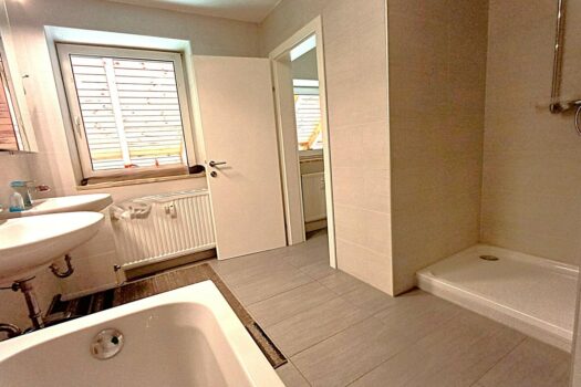 03a Bad mit Wanne + Walk in Dusche