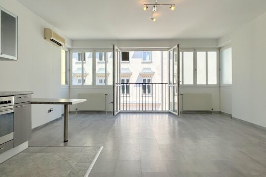 Wohn-Schlafraum mit französischem Balkon