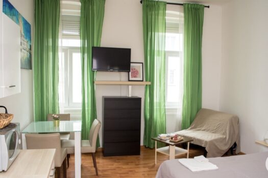 Fußläufig zu 3 U-Bahn-Stationen | gut angebundene Altbauwohnung | Renovierte Fassade, moderner Aufzug & gepflegter Innenhof I Einkaufsmöglichkeiten & Top-Infrastruktur 1k7ew6z6Dxr3ZzgSEJ6aM0