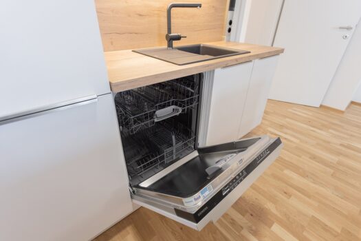 Komplett sanierte, hochwertig ausgestattete 3,5 Zimmer Wohnung im 4. Liftstock mit neuer Tischlerküche samt Siemens Geräten und 2 Abstellräumen 2Sm9pnSUZtXlZair6Qe3UA