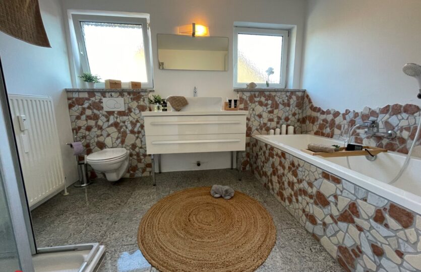 Helles Badezimmer mit Badewanne und Dusche