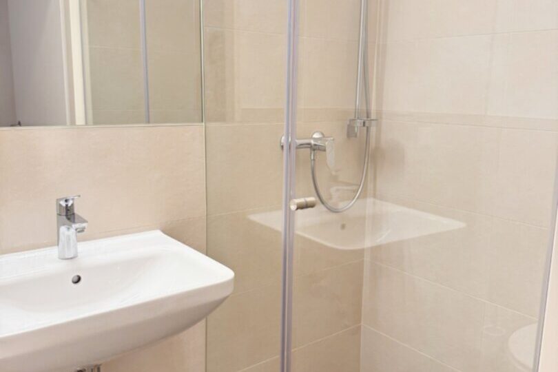 Bad mit Dusche und Toilette