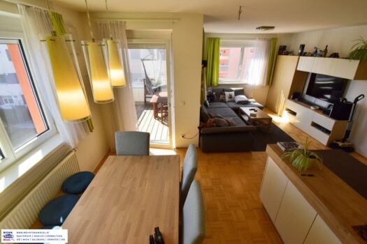 TOP-Lage! Schöne und ruhige 3 Zimmer Wohnung in Wels/Pernau Wohn-Ess-Bereich mit Balkonzugang