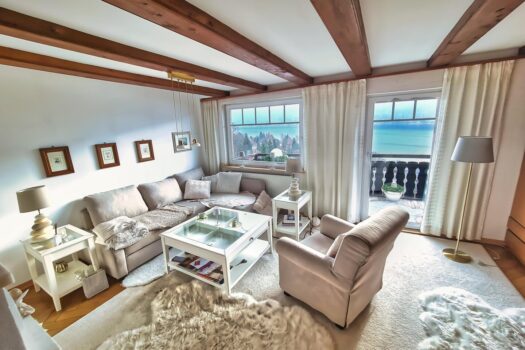 Wohnzimmer mit Balkon und Seeblick