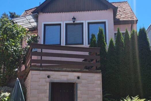 Haus v. d. Vorderseite m. Terrasse u. Erdkeller