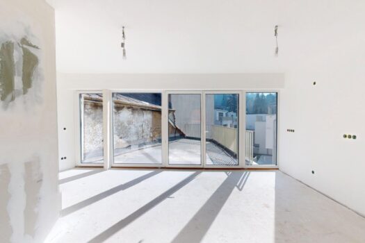 heller Wohnraum mit Terrassenzugang