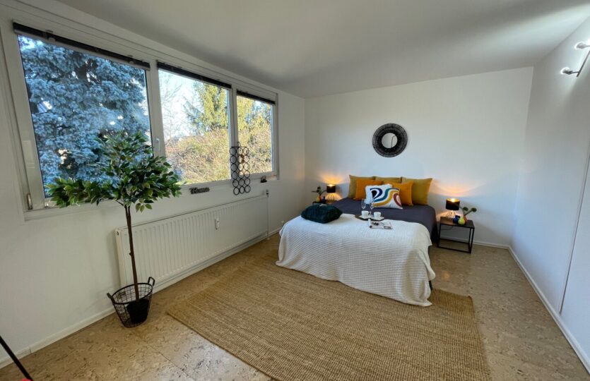 Schlafzimmer mit großer Fensterfront