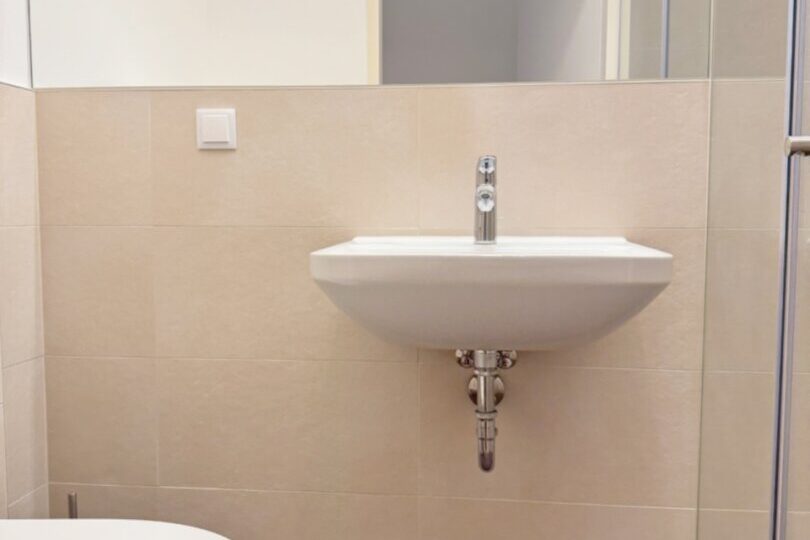 Bad mit Dusche und Toilette