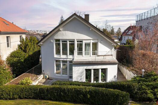 RESIDIEREN BEIM ROTEN BERG II GARAGE II SAUNA II NEUE PV-ANLAGE II 6 ZIMMER II 4 BÄDER II 54m² WOHNZIMMER MIT KAMIN II 2 TERRASSEN II BALKON II GARTEN II GROSSER KELLER dNJt6JdWBusV1xJcbOVsk