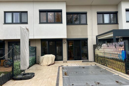 Modernes Reihenhaus, möbliert mit Pool und E-Stellplatz h5j3LTvSu9VEXk2U9v9uE