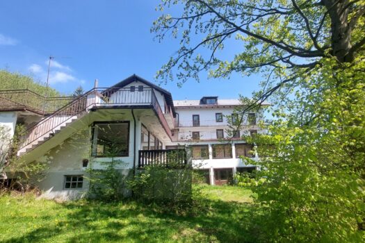 Ehemaliges Pensionsgebäude - Altbestand in Grünlage nähe Wien Ansicht WEST