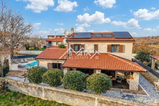 1768776245 porec okolica samostojeca kuca s bazenom i solarnom elektranom 23