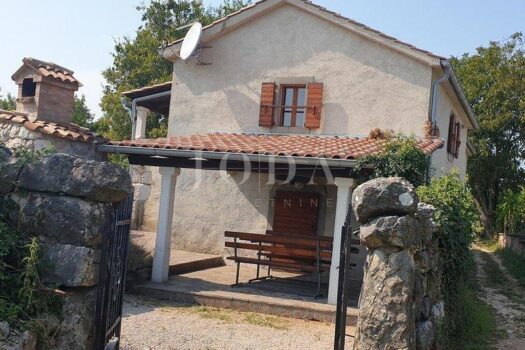 Schön renoviertes alleinstehendes Steinhaus 1769314984 863325603 384304 0