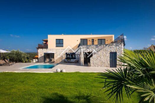 1769640492 okolica poreca moderna vila s grijanim bazenom i ljetnom kuhinjom 3