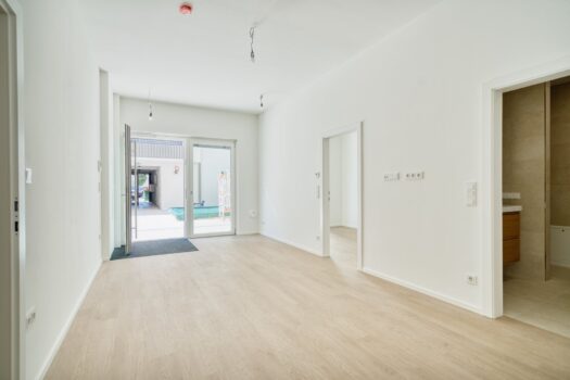 Erstbezug - Hauptraum mit Küchenzeile eigerichtet