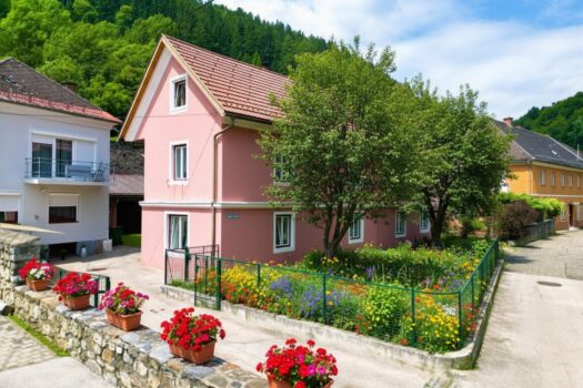 Frontansicht Haus und Einfahrt