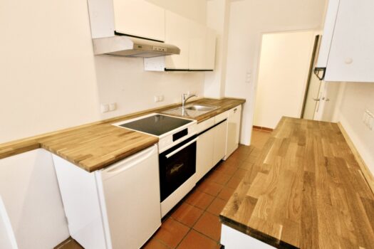 Einbauküche mit neuwertigen Elektrogeräten