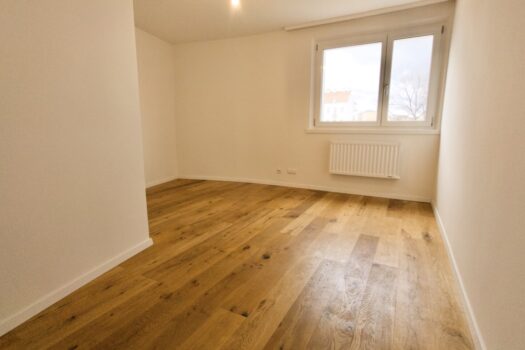 Wohnzimmer mit Zugang zu Küche und Vorzimmer