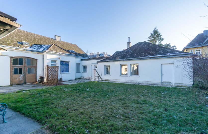 linker Straßentrakt und linker Hoftrakt