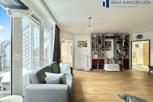 Großzügige 4-Zimmer-Dachgeschosswohnung mit Terrasse und Tiefgaragenplatz in absoluter Ruhelage nahe U-Bahn Wohnzimmer