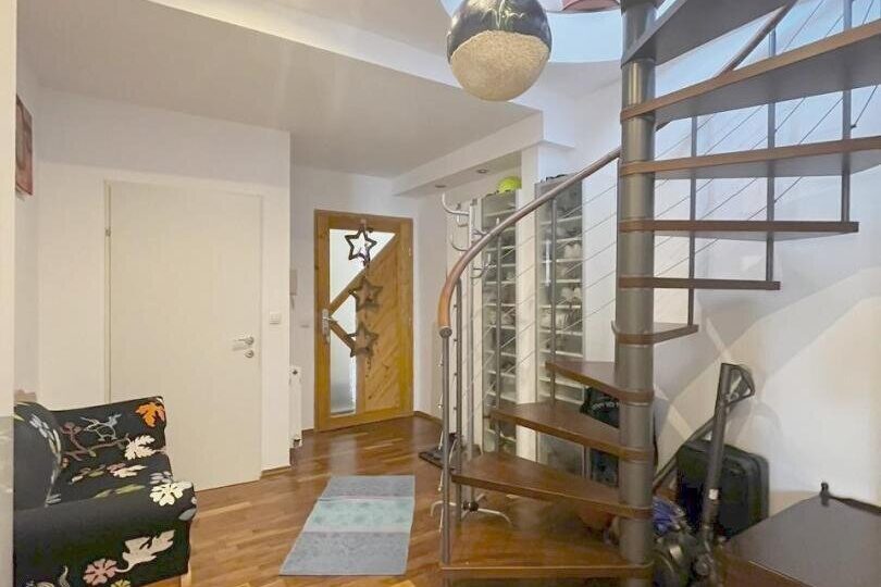 Vorraum mit Wendeltreppe