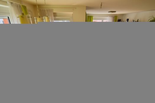 Wohn-Ess-Bereich mit Balkonzugang