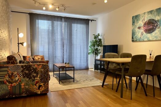 Stilvolle, voll möblierte 2-Zimmer-Wohnung mit Loggia – ruhige Innenhoflage Wohnbereich