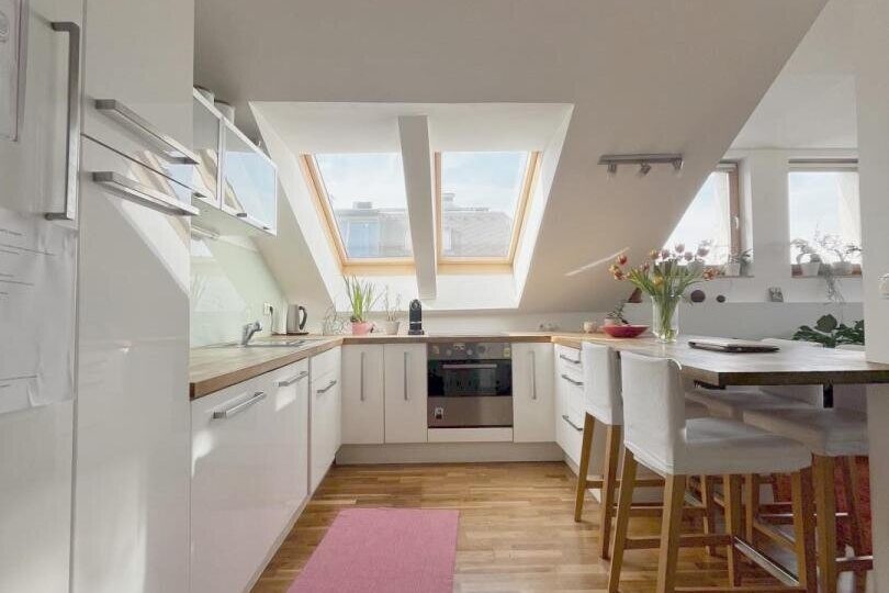 Küche mit Esstisch