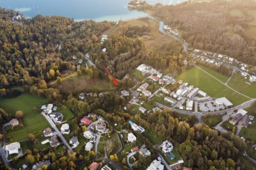Tolle Gelegenheit: Sonniges Baugrundstück in Hanglage am Südufer vom Wörthersee Luftbild vom Grundstück in Richtung Wörthersee