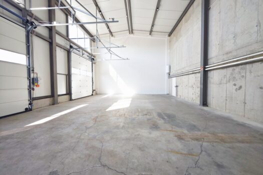 Produktionsfläche mit Büro bzw. Ausstellungsräume | ebenerdige Einfahrt durch drei Sektionaltore | Parkplätze & Luftwärmepumpe 4y6qhhBjNRC1B6H8Kzryev 1