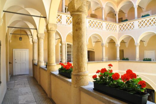 Büro mit Stil & Substanz: Alter Platz 1 – für Ordination, Notar, Makler oder Kanzlei Innenhof