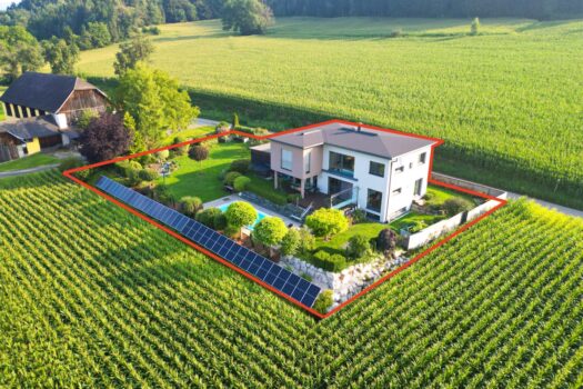 Luftbild vom Haus mit eingezeichnetem Grundstück