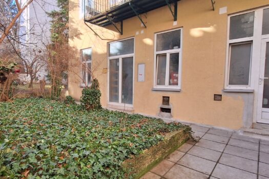 Eingang und Teil des Eigengartens