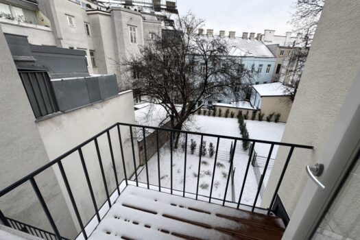 76f37NAB41Yr8cK1bMR8kV