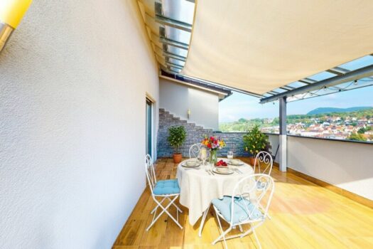 Balkon mit Blick über Neuffen