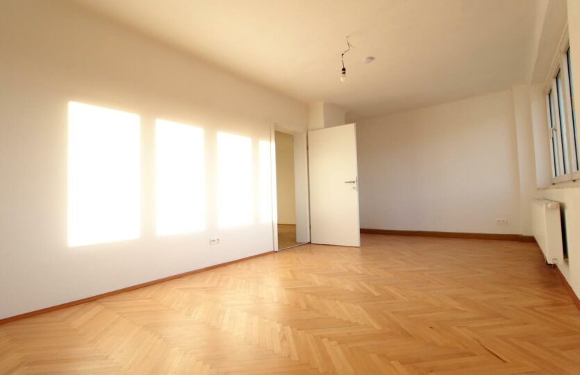 großes, helles Wohnzimmer 