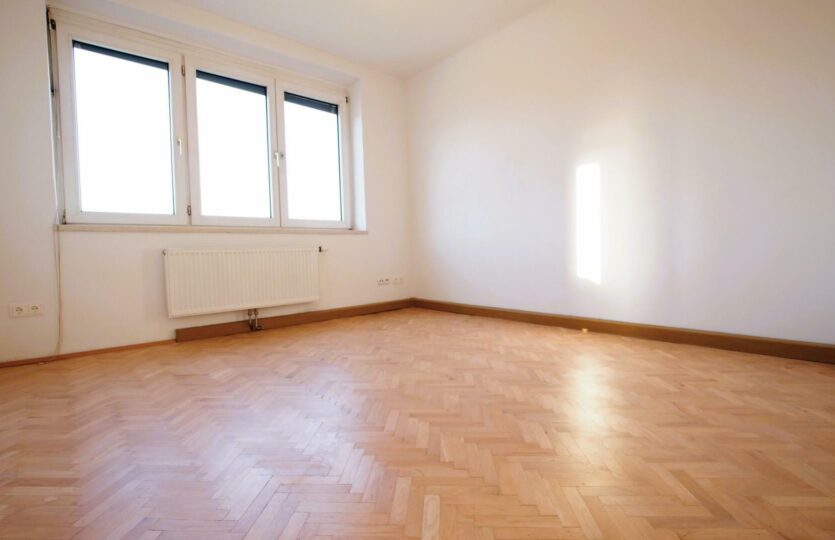 helles Schlafzimmer mit Rollo