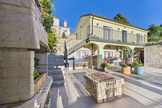 1762338499 bribir kuca s bazenom i tri apartmana 1