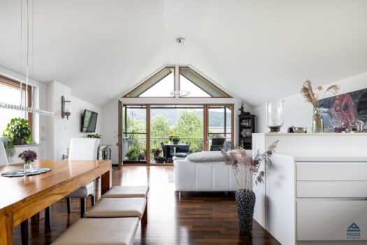 Wohnzimmer mit Balkon-Zugang