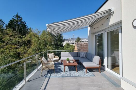 Terrasse im Obergeschoss: KI generiert Einrichtung