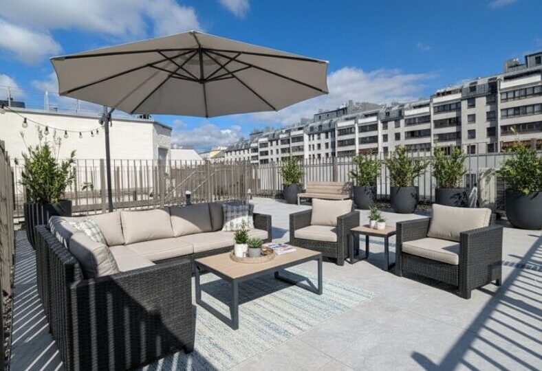 Dachterrasse mit Einrichtungsvorschlag KI