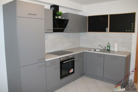 Sehr gut gelegene 3-Zimmer-Wohnung mit Loggia & neuer Küche – Top-Anbindung an S-Bahn & Straßenbahn Küche