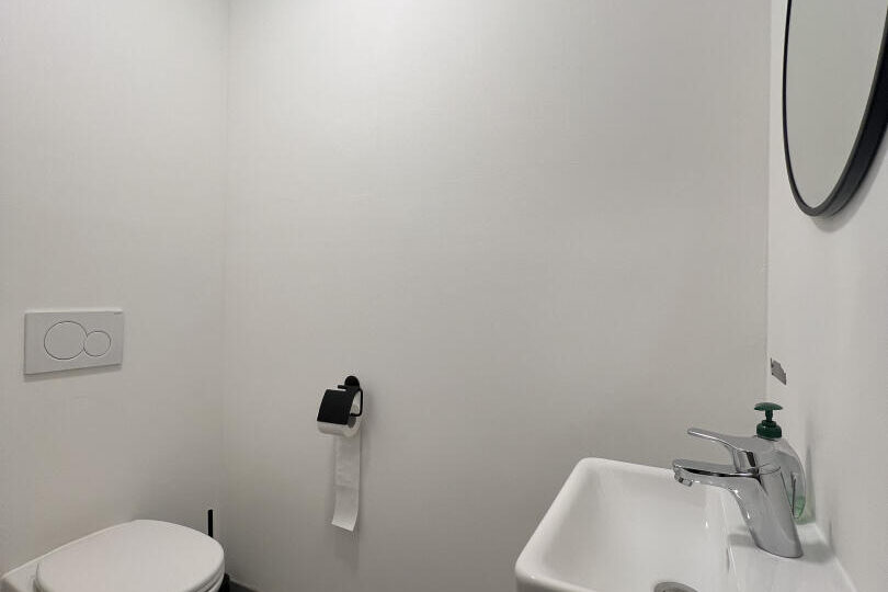extra WC mit Handwaschbecken