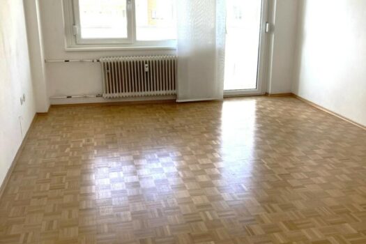 Wohn-Schlafraum mit Ausgang auf den Balkon