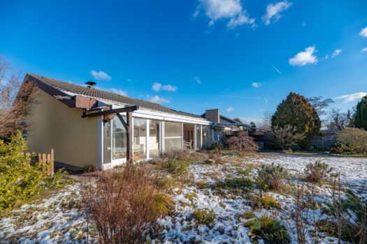 Doppelte Parzelle in Ruhelage: Gepflegter Bungalow mit Wintergarten und Doppelgarage auf einer Doppelparzelle 2vtMTUeo3LEPIian4J77S3 1