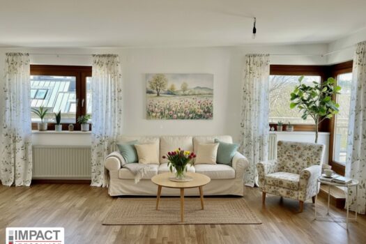 TOP-LAGE! TRAUMHAFTE MAISONETTE-WOHNUNG MIT SONNIGER, UNEINSEHBARER DACHTERRASSE IN STREBERSDORF! MODERNER, OFFENER GRUNDRISS! Wohnbereich - staged