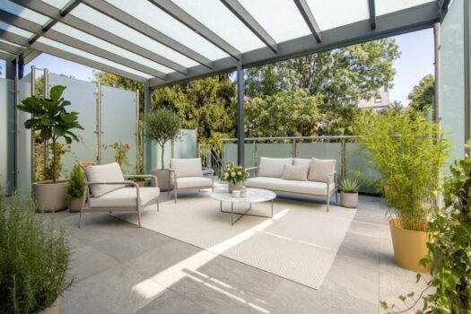 Terrasse mit Möblierungsvorschlag KI