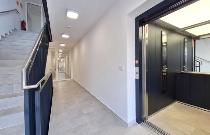 Stiegenhaus mit Lift