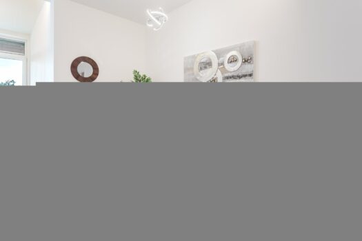 Gemütliches Wohnzimmer mit Küche und Essbereich